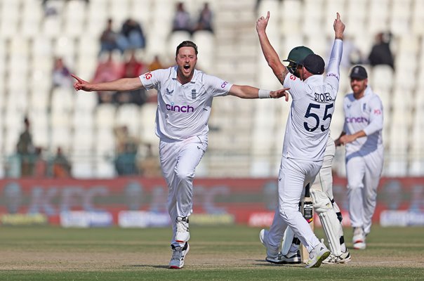 Ollie Robinson England celebrates v Pakistan Multan 2022