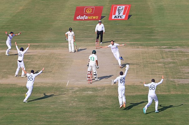 Ollie Robinson England series winning wicket v Pakistan Multan 2022