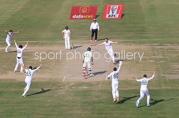 Ollie Robinson England series winning wicket v Pakistan Multan 2022