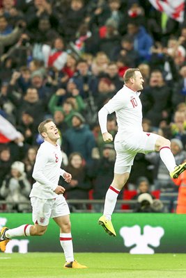 Jack Wilshere & Wayne Rooney celebrate Wembley 2013