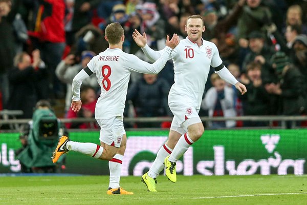 Jack Wilshere & Wayne Rooney celebrate Wembley 2013