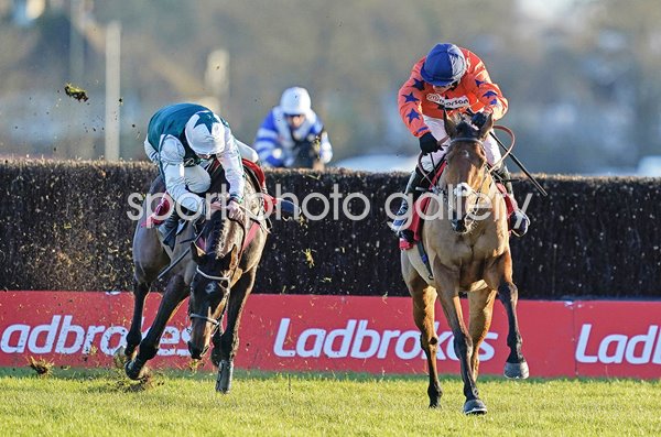 Harry Cobden riding Bravemansgame clears last King George Kempton 2022