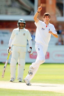 Steve Finn celebrates v Bangladesh 2010