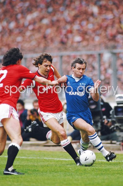 Peter Reid Everton v Bryan Robson Manchester United FA Cup Final 1985