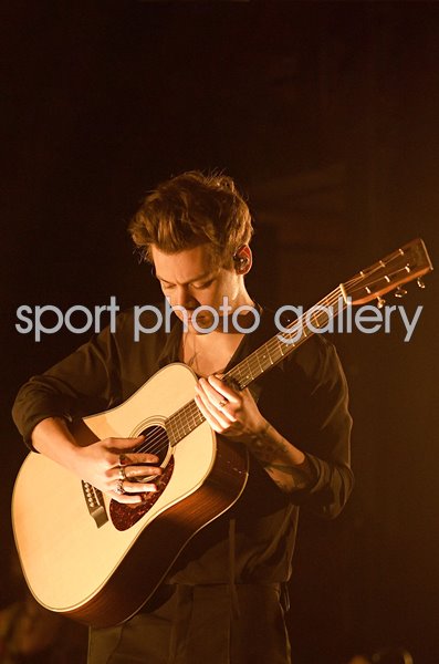 Harry Styles on guitar Brooklyn New York 2017