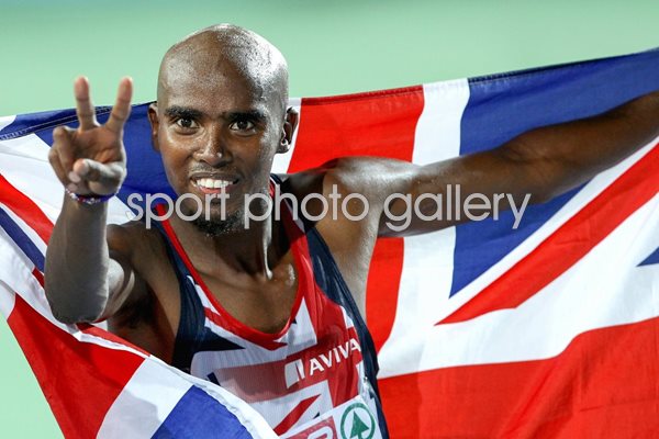 Mo Farah celebrates 10000m victory