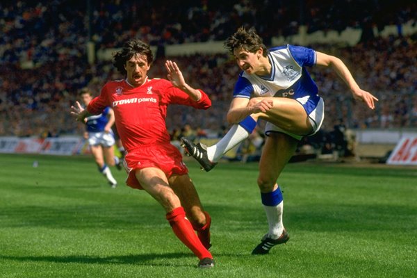 Gary Lineker Everton shoots v Mark Lawrenson Liverpool FA Cup Final 1986