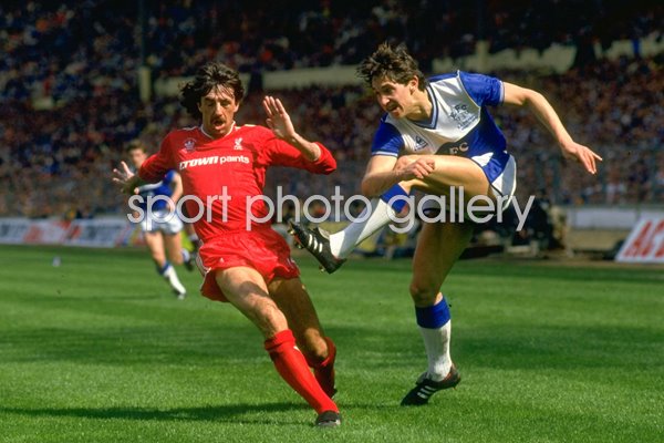 Gary Lineker Everton shoots v Mark Lawrenson Liverpool FA Cup Final 1986