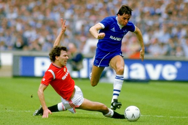 Bryan Robson Manchester United v Pat Van den Hauwe Everton FA Cup Final 1985