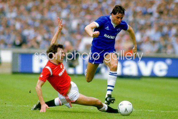 Bryan Robson Manchester United v Pat Van den Hauwe Everton FA Cup Final 1985