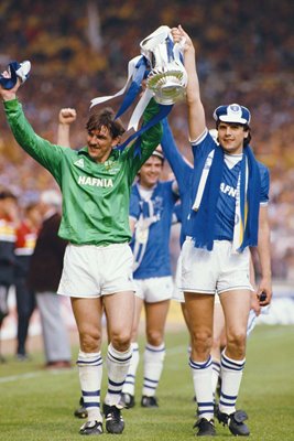 Neville Southall & striker Graeme Sharp celebrate FA Cup Final 1984