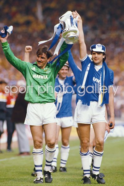 Neville Southall & striker Graeme Sharp celebrate FA Cup Final 1984