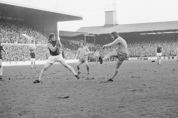 Bob Latchford Everton v West Ham Division One Upton Park 1974