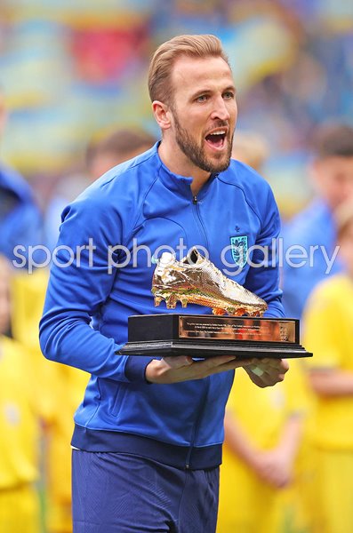 Harry Kane England All Time Top Goalscorer trophy v Ukraine Wembley 2023