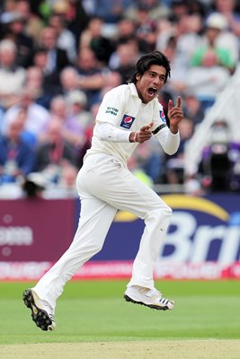 Mohammad Aamer celebrates Strauss wicket