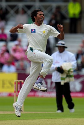Mohammad Asif celebrates Pietersen wicket