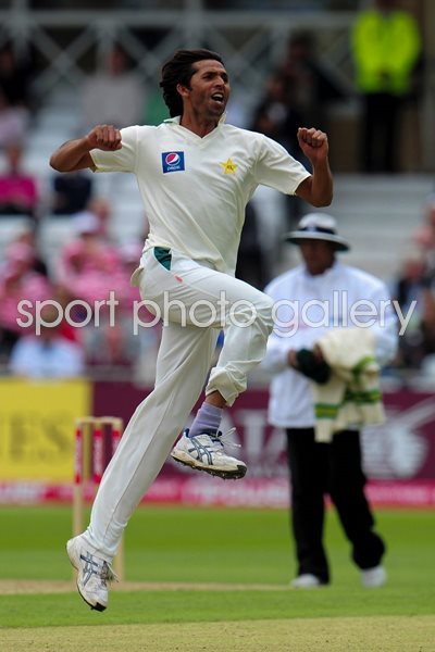 Mohammad Asif celebrates Pietersen wicket