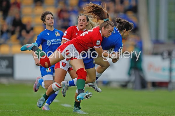 Lisa Neumann Wales tackles Aura Muzzo Italy Women's Six Nations 2023