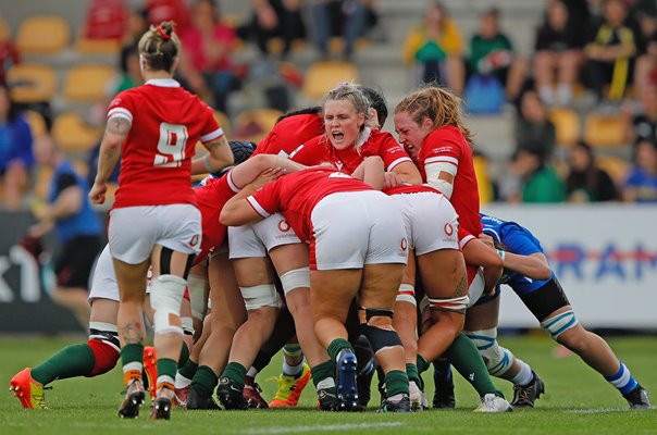 Alex Callender Wales guides maul v Italy Women's Six Nations 2023