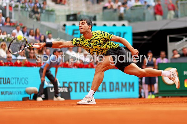Carlos Alcaraz Spain stretch forehand Madrid Open 2023
