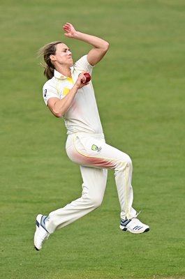Ellyse Perry Australia bowls v England Women's Ashes Test Match Nottingham 2023
