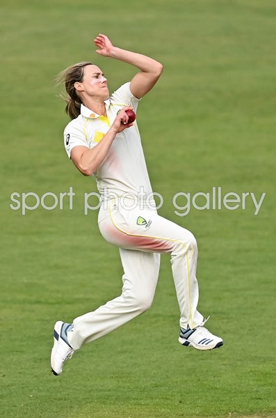 Ellyse Perry Australia bowls v England Women's Ashes Test Match Nottingham 2023