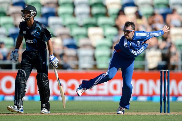 Graeme Swann bowls England v New Zealand 2013