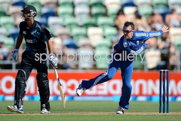 Graeme Swann bowls England v New Zealand 2013
