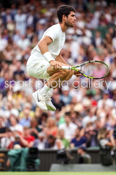 Carlos Alcaraz Spain warms up v Matteo Berrettini Wimbledon 2023
