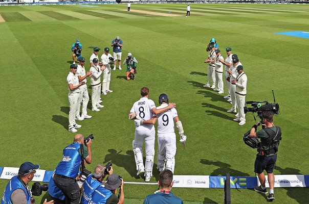 Stuart Broad & James Anderson England guard of honour v Australia Oval 2023