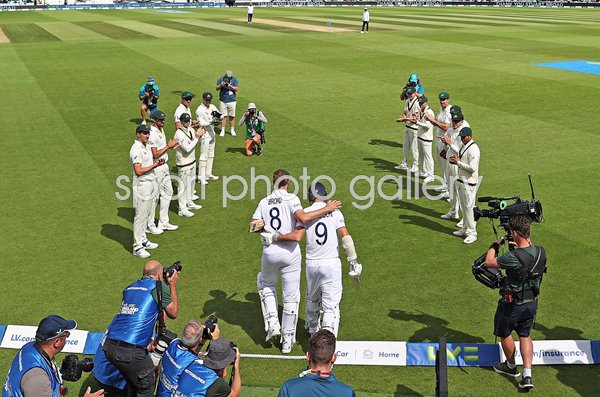 Stuart Broad & James Anderson England guard of honour v Australia Oval 2023