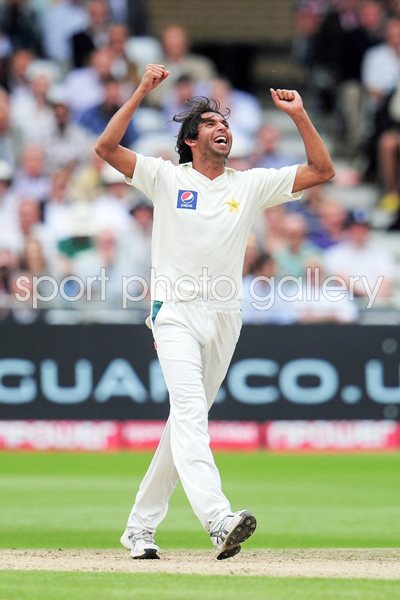 Mohammad Asif celebrates 5 for at Trent Bridge