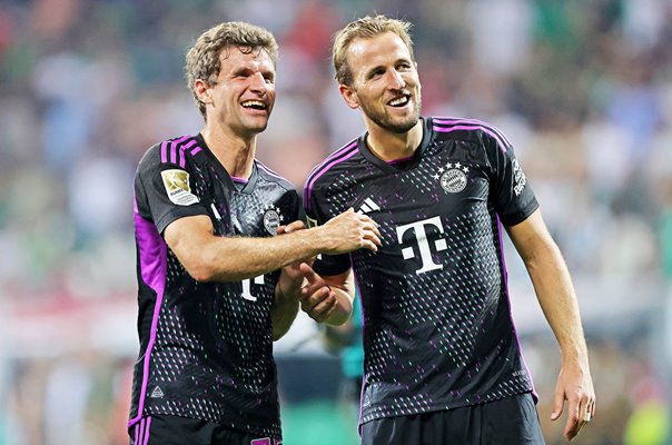 Thomas Mueller & Harry Kane Bayern celebrate v Werder Bremen Bundesliga 2023