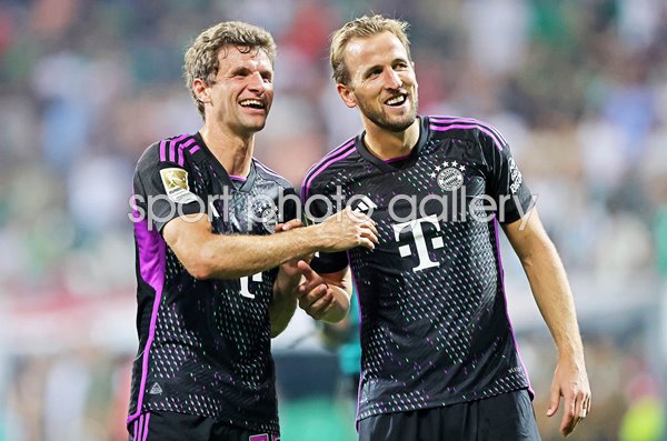 Thomas Mueller & Harry Kane Bayern celebrate v Werder Bremen Bundesliga 2023