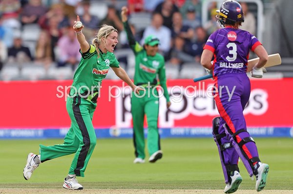 Lauren Bell Southern Brave celebrates winning wicket v Northern Superchargers The Hundred Final 2023