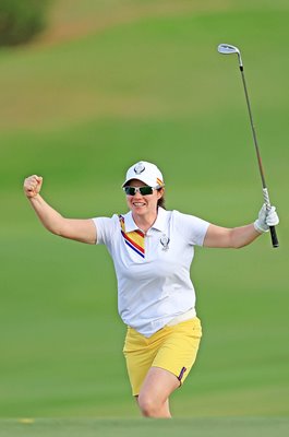 Leona Maguire Europe celebrates match winning birdie Solheim Cup Spain 2023