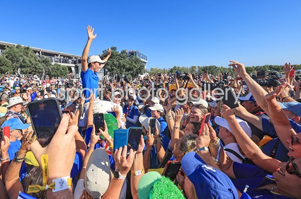 Carlotta Ciganda celebrates with European fans The Solheim Cup Spain 2023