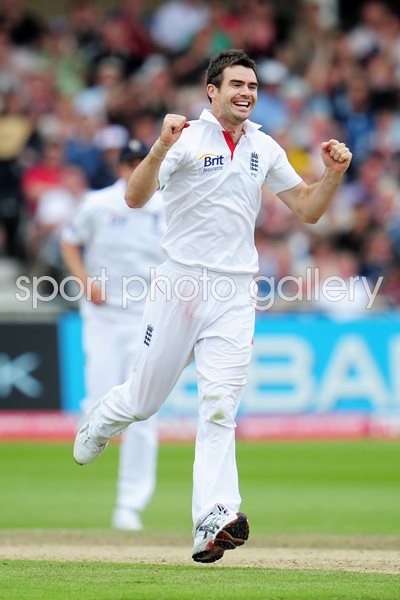 Jimmy Anderson celebrates v Pakistan 2010