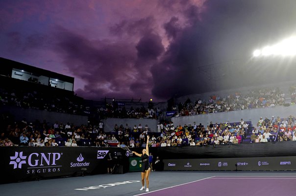 Aryna Sabalenka serves v Iga Swiatek WTA Finals Cancum Mexico 2023