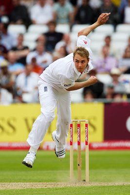 Stuard Broad bowls v Pakistan 2010