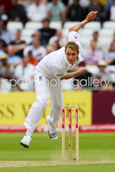 Stuard Broad bowls v Pakistan 2010
