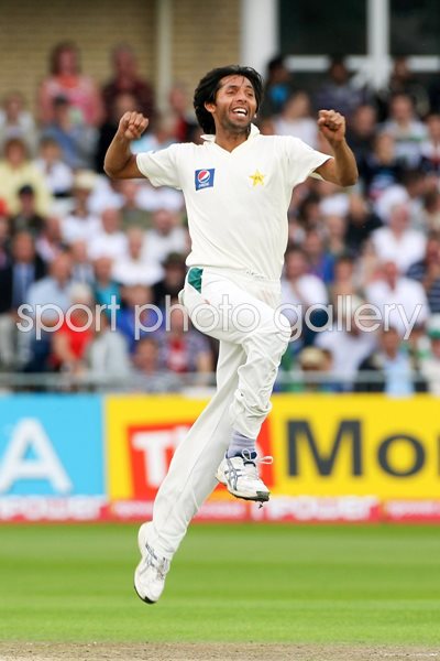 Mohammad Asif celebrates the wicket 