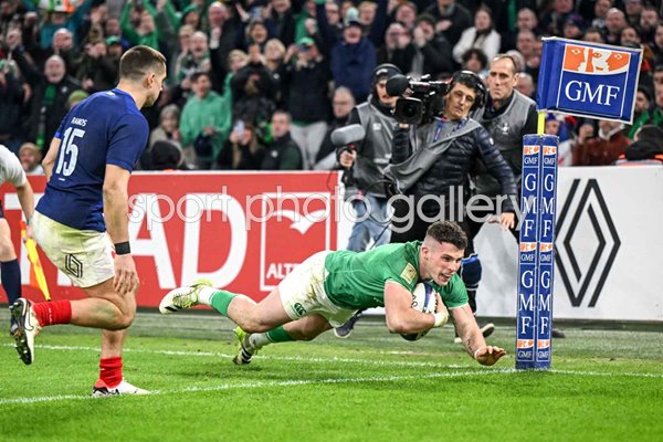 Calvin Nash Ireland scores v France Marseille Six Nations 2024