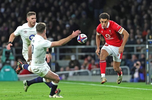 Rio Dyer Wales kicks past George Ford Twickenham Six Nations 2024