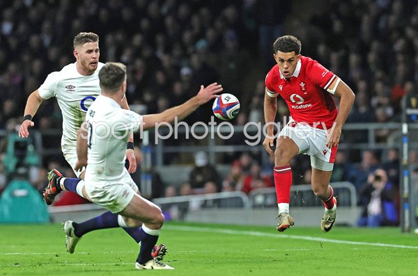 Rio Dyer Wales kicks past George Ford Twickenham Six Nations 2024