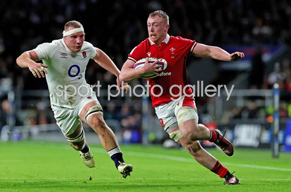 Tommy Reffell Wales v Sam Underhill England Twickenham Six Nations 2024