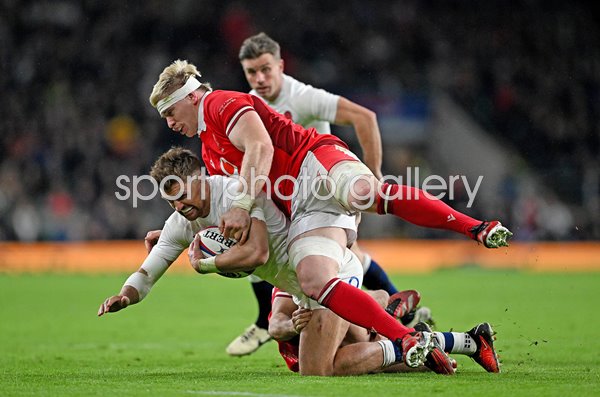 Aaron Wainwright Wales tackles Henry Slade England Six Nations 2024