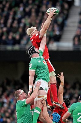 Aaron Wainwright Wales lineout catch v Ireland Six Nations 2024