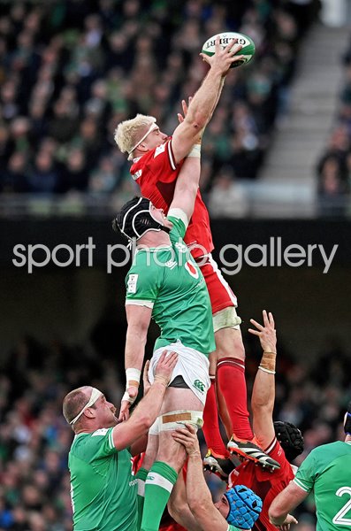 Aaron Wainwright Wales lineout catch v Ireland Six Nations 2024