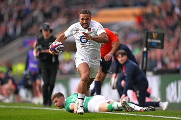 Ollie Lawrence England scores v Ireland Six Nations Twickenham 2024